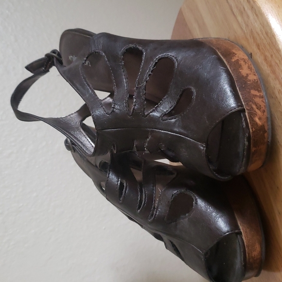 Heels - Picture 3 of 3